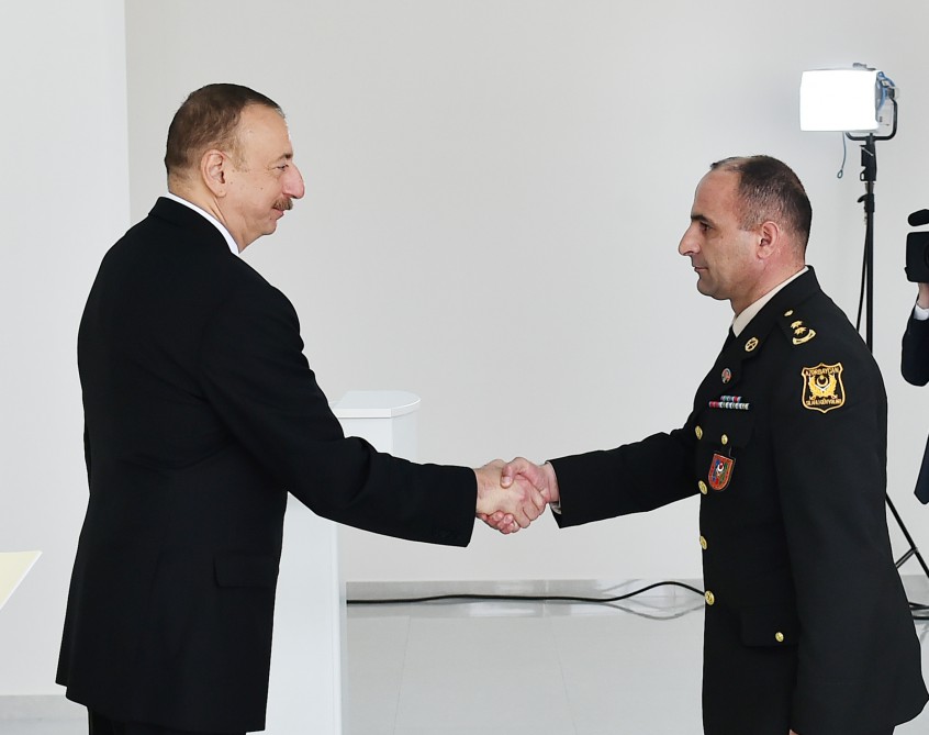 Президент Азербайджана ознакомился с условиями в здании, построенном для военнослужащих (ФОТО)