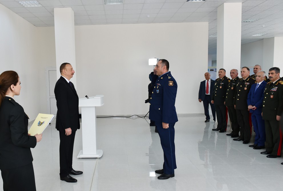 Президент Азербайджана ознакомился с условиями в здании, построенном для военнослужащих (ФОТО)