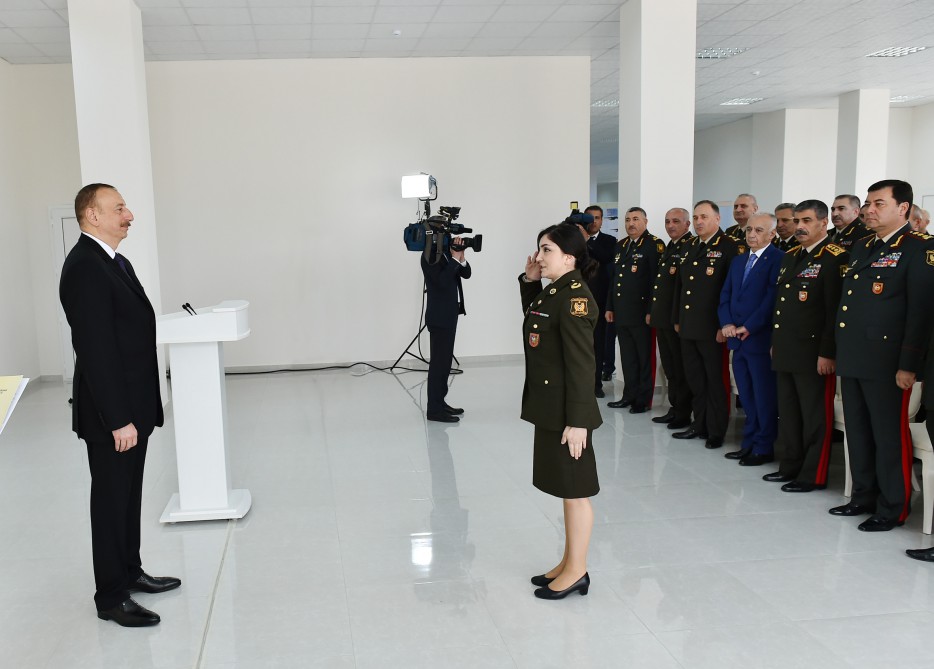 Президент Азербайджана ознакомился с условиями в здании, построенном для военнослужащих (ФОТО)