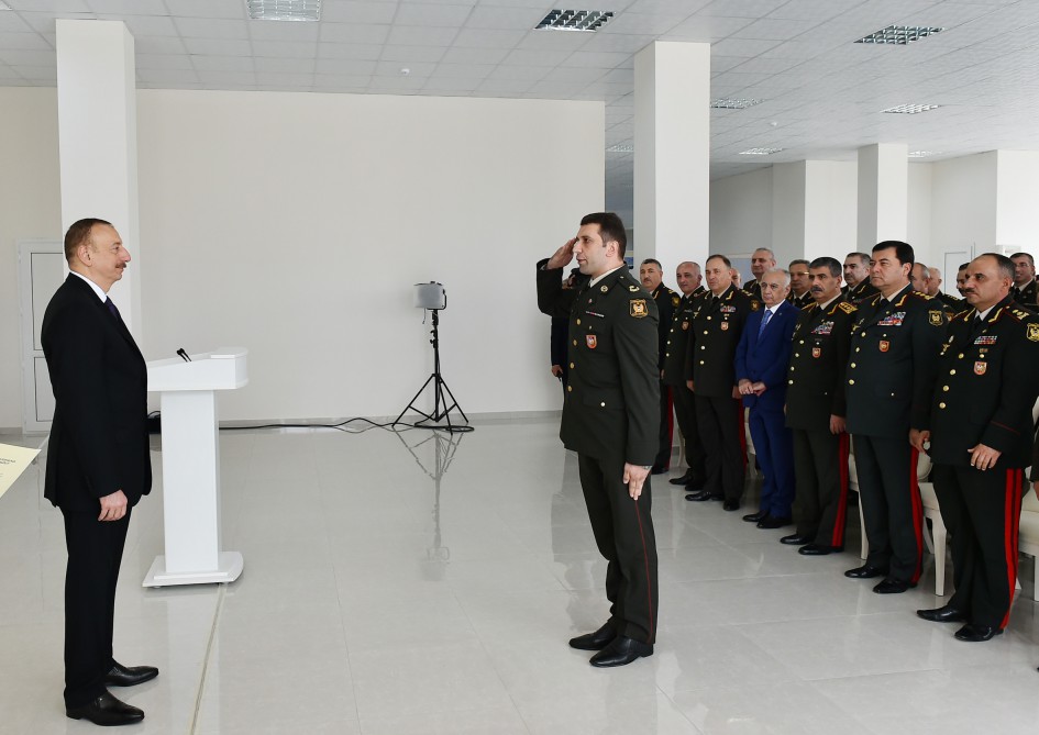 Президент Азербайджана ознакомился с условиями в здании, построенном для военнослужащих (ФОТО)