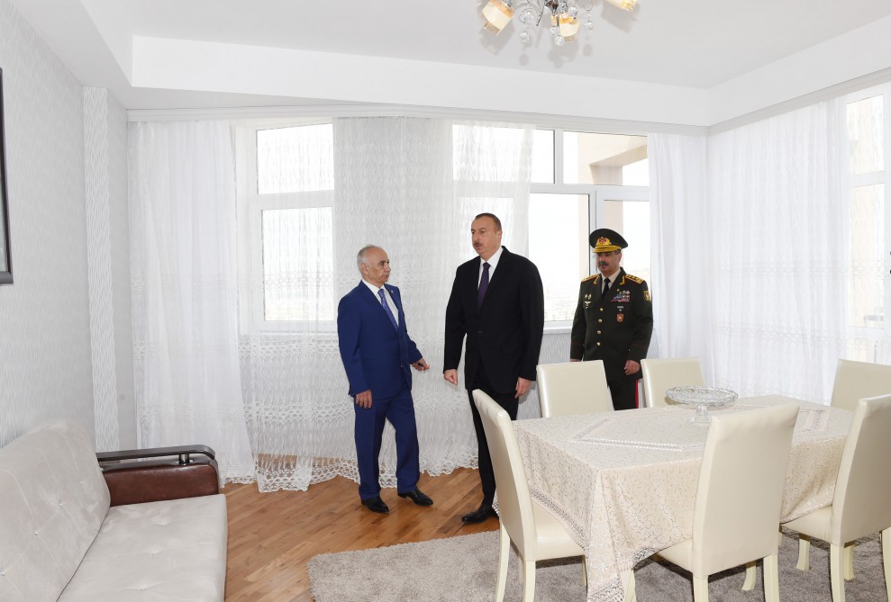 Президент Азербайджана ознакомился с условиями в здании, построенном для военнослужащих (ФОТО)