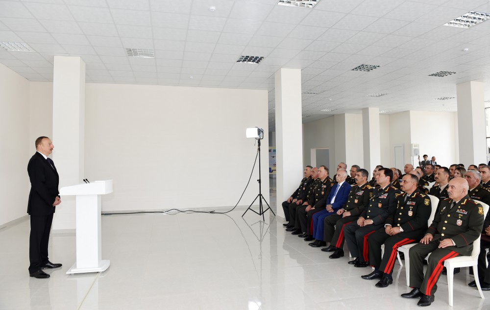 Президент Азербайджана ознакомился с условиями в здании, построенном для военнослужащих (ФОТО)