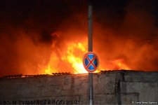 Big fire extinguished at car market in Baku (PHOTO/VIDEO)