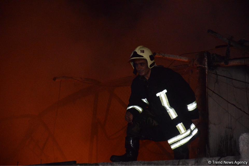 Big fire extinguished at car market in Baku (PHOTO/VIDEO)