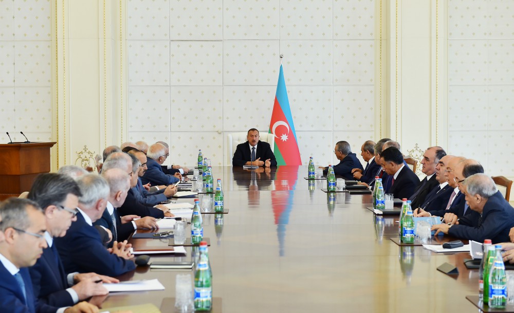Под председательством Президента Азербайджана прошло заседание Кабмина по итогам социально-экономического развития в I полугодии (ФОТО)