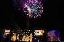 Грандиозный фестиваль "Жара" в Баку завершился композицией Магомаева и праздничным салютом (ФОТО)