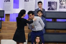 Азербайджанский телеведущий пересек красную ленту победителя (ФОТО)