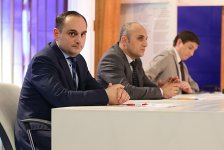 Азербайджанский телеведущий пересек красную ленту победителя (ФОТО)