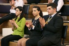 Азербайджанский телеведущий пересек красную ленту победителя (ФОТО)