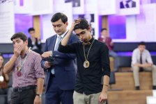 Азербайджанский телеведущий пересек красную ленту победителя (ФОТО)