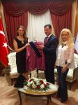 Премьеру Северного Кипра преподнесли азербайджанский национальный костюм (ФОТО)