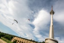 Отчаянные смельчаки совершили прыжок с Бакинской телебашни (ФОТО)