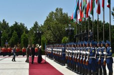 В Баку состоялась церемония официальной встречи Президента Ирана
