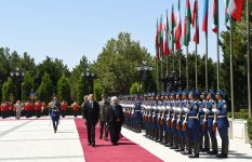В Баку состоялась церемония официальной встречи Президента Ирана