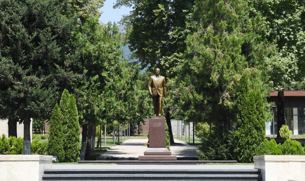 President Aliyev arrives in Azerbaijan’s Gabala district (PHOTO)