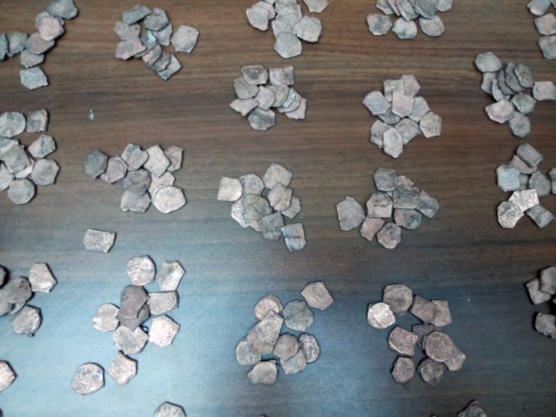 В Джалилабаде обнаружен денежный клад XII века (ФОТО)