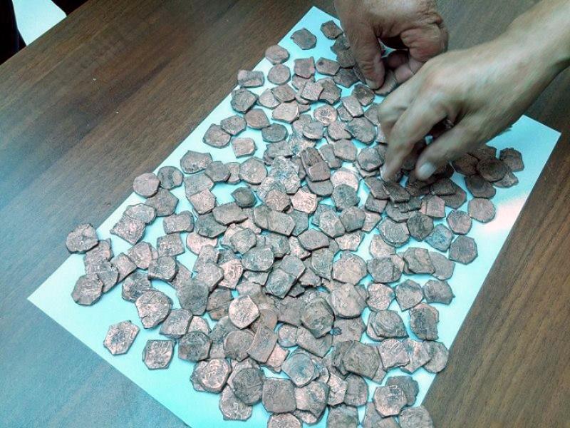 В Джалилабаде обнаружен денежный клад XII века (ФОТО)