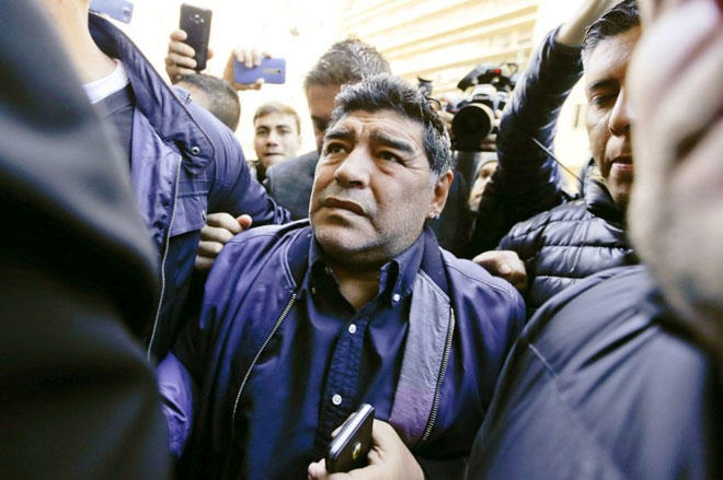 СМИ: Марадона госпитализирован в Аргентине для плановой операции
