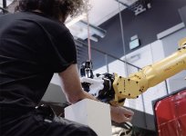 Первый в мире робот-татуировщик на азербайджанском телеканале (ФОТО)