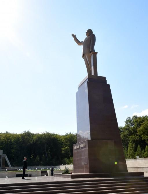 Президент Ильхам Алиев посетил в Гусаре памятник общенациональному лидеру Гейдару Алиеву (ФОТО)