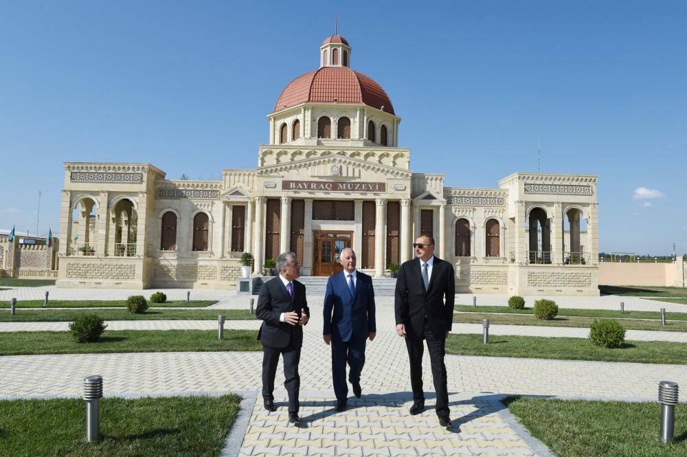 Президент Азербайджана ознакомился с условиями на Площади флага и Музее флага в Хачмазе (ФОТО)