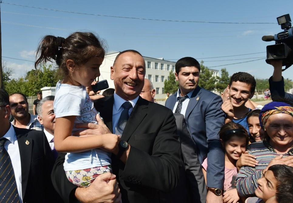 Президент Ильхам Алиев встретился с жителями города Худат (ФОТО)