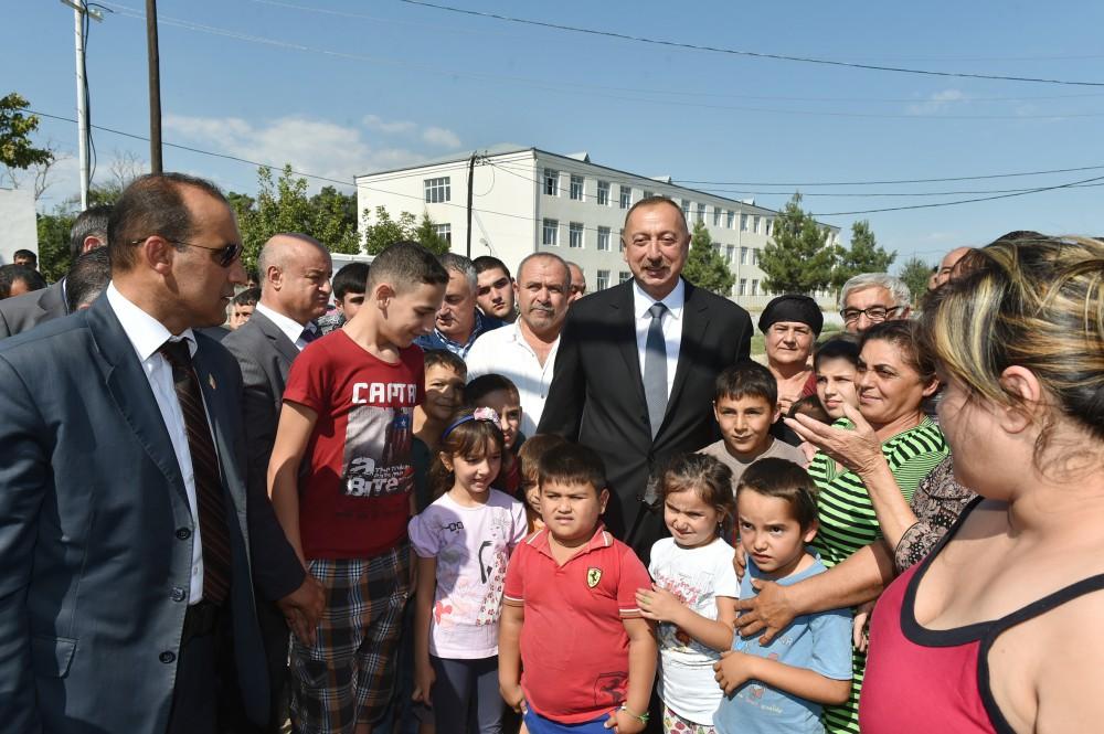 Президент Ильхам Алиев встретился с жителями города Худат (ФОТО)