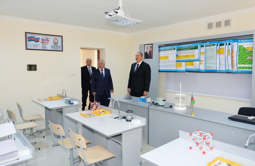 Президент Ильхам Алиев ознакомился с условиями, созданными в школе-лицее номер 261 в Баку (ФОТО) (версия 2)