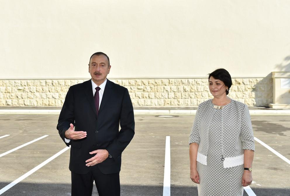 Президент Ильхам Алиев принял участие в открытии нового здания средней школы номер 311 в Баку (ФОТО)
