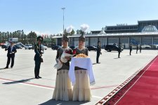Президент Ильхам Алиев прибыл с визитом в Кыргызстан (ФОТО)