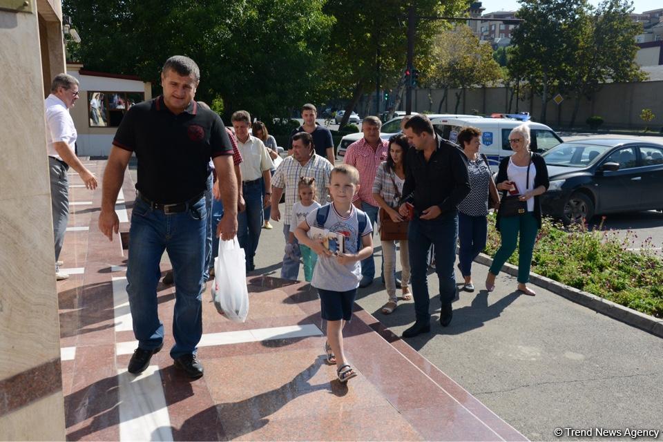 Россияне в Азербайджане голосуют на выборах в Госдуму (ФОТО)