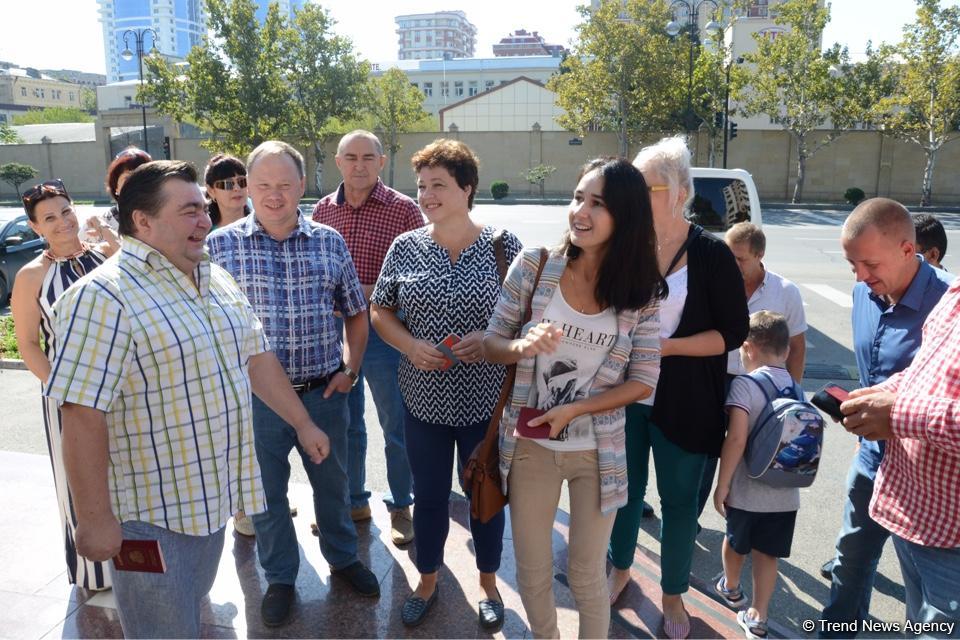 Россияне в Азербайджане голосуют на выборах в Госдуму (ФОТО)