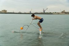Такого в Азербайджане еще не было! Как парить на воде при помощи мускул и крыльев (ФОТО)