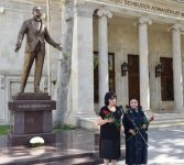 Ilham Aliyev, his wife unveil monument to famous singer (PHOTO)
