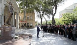 Ilham Aliyev, his wife unveil monument to famous singer (PHOTO)