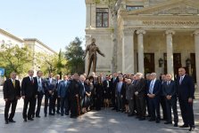 Ilham Aliyev, his wife unveil monument to famous singer (PHOTO)