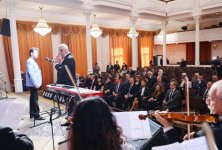 Ilham Aliyev, his wife unveil monument to famous singer (PHOTO)