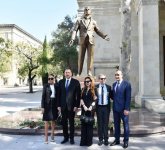 Ilham Aliyev, his wife unveil monument to famous singer (PHOTO)