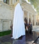 Ilham Aliyev, his wife unveil monument to famous singer (PHOTO)