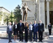 Ilham Aliyev, his wife unveil monument to famous singer (PHOTO)