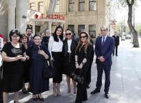 Ilham Aliyev, his wife unveil monument to famous singer (PHOTO)
