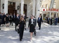 Ilham Aliyev, his wife unveil monument to famous singer (PHOTO)