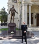 Ilham Aliyev, his wife unveil monument to famous singer (PHOTO)