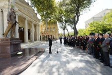 Ilham Aliyev, his wife unveil monument to famous singer (PHOTO)