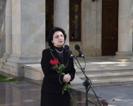 Ilham Aliyev, his wife unveil monument to famous singer (PHOTO)