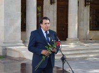 Ilham Aliyev, his wife unveil monument to famous singer (PHOTO)