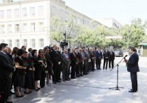 Ilham Aliyev, his wife unveil monument to famous singer (PHOTO)