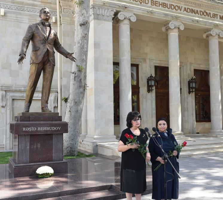 Ilham Aliyev, his wife unveil monument to famous singer (PHOTO)