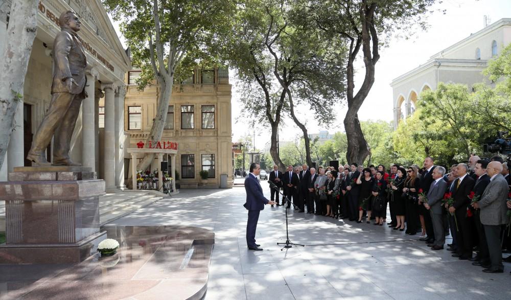 Ilham Aliyev, his wife unveil monument to famous singer (PHOTO)