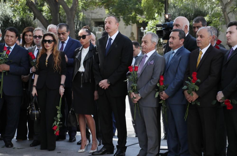 Ilham Aliyev, his wife unveil monument to famous singer (PHOTO)